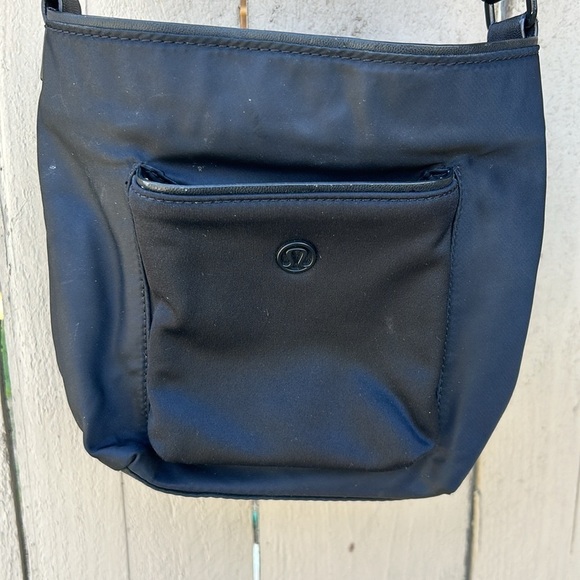 Lululemon Cross Body Small Drawstring Bucket Bag Has a Cosmetic Flaw See Photos - Picture 2 of 9